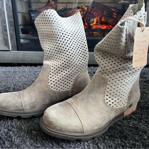 Brand new Sorel boots. Unique style.